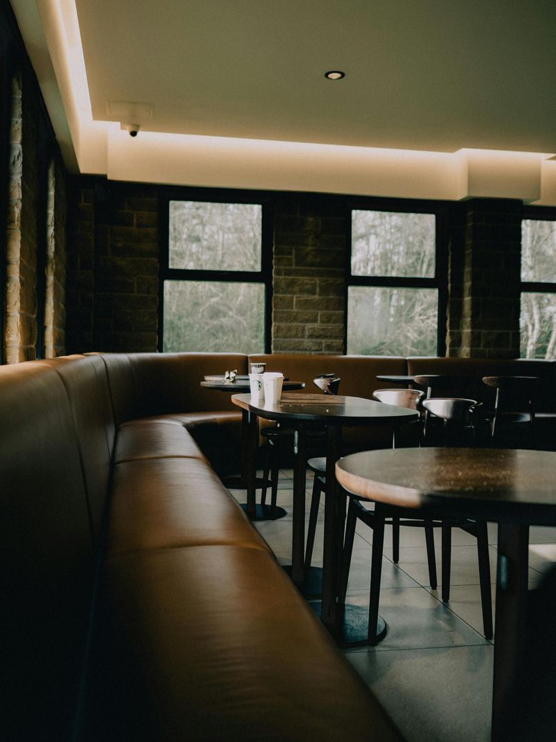 24 Red Flags That Scream “This Restaurant Is Done” 2 Empty tables