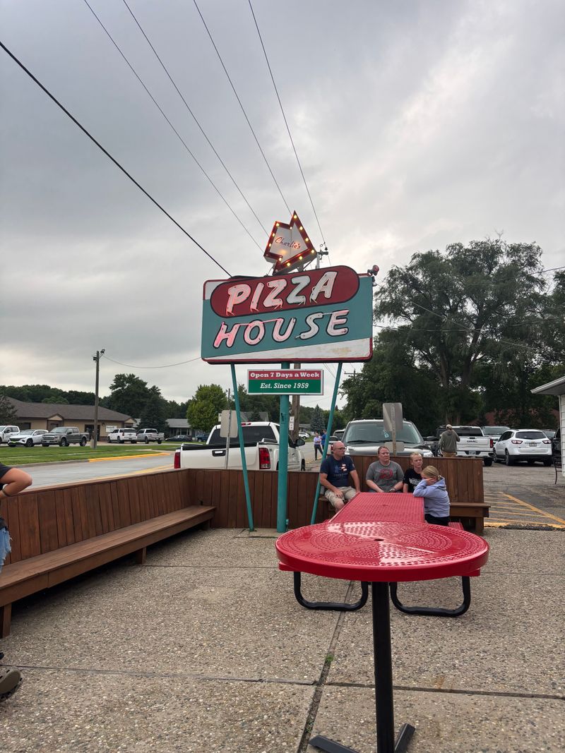 Charlie's Pizza House - Yankton, South Dakota