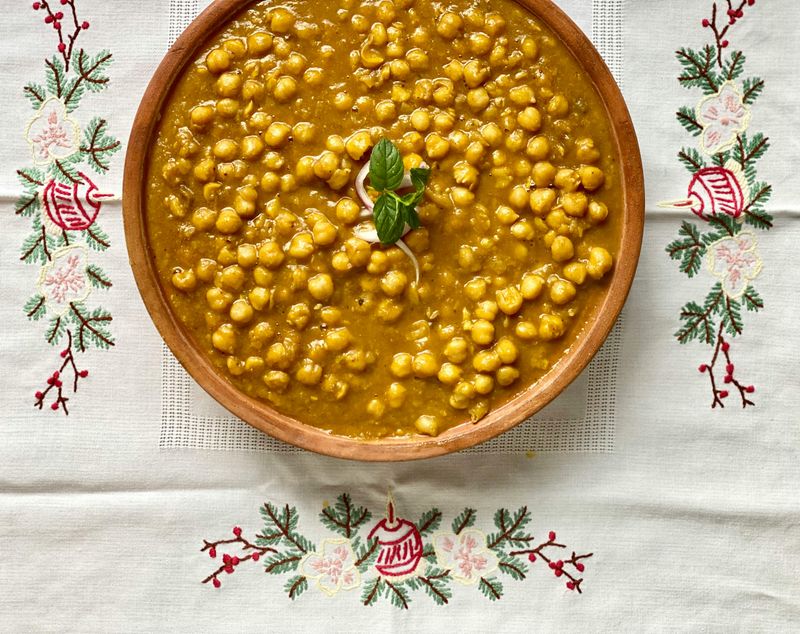 25 Indian Dishes That Win Over “No Spice” People 14 Chana masala