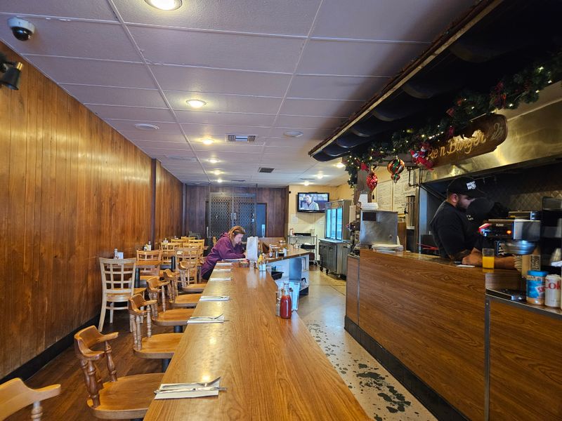 This California Burger Counter Keeps The Menu Short - And The Crowd Constant 11 That Retro Pasadena Atmosphere
