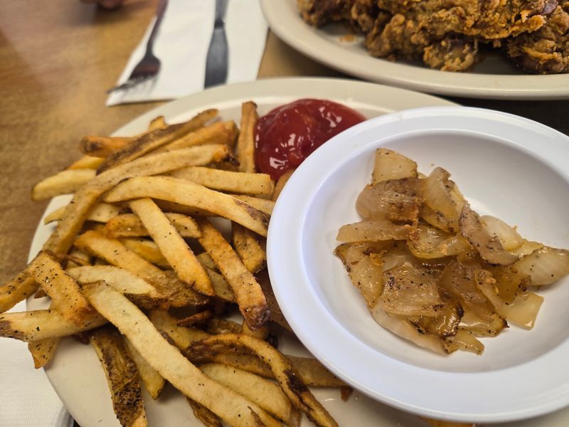 This Mississippi Diner Serves Classic Plates Locals Say Still Taste Like The Old Days 6 Classic Burger and Fries