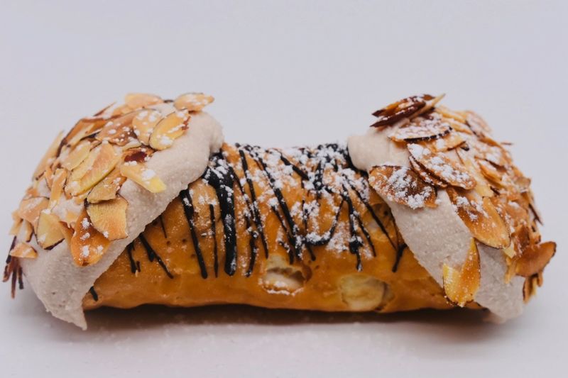 Amaretto Cannoli