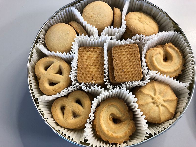 19 Holiday Cookies People Stopped Making - Big Mistake 12 Cookie tin