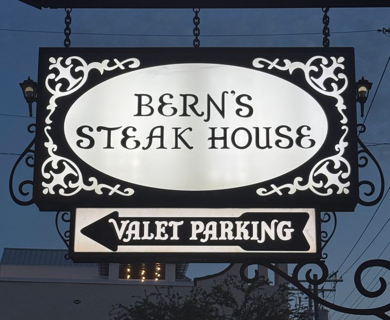 Reservations, Hours, and Dress Code Tips