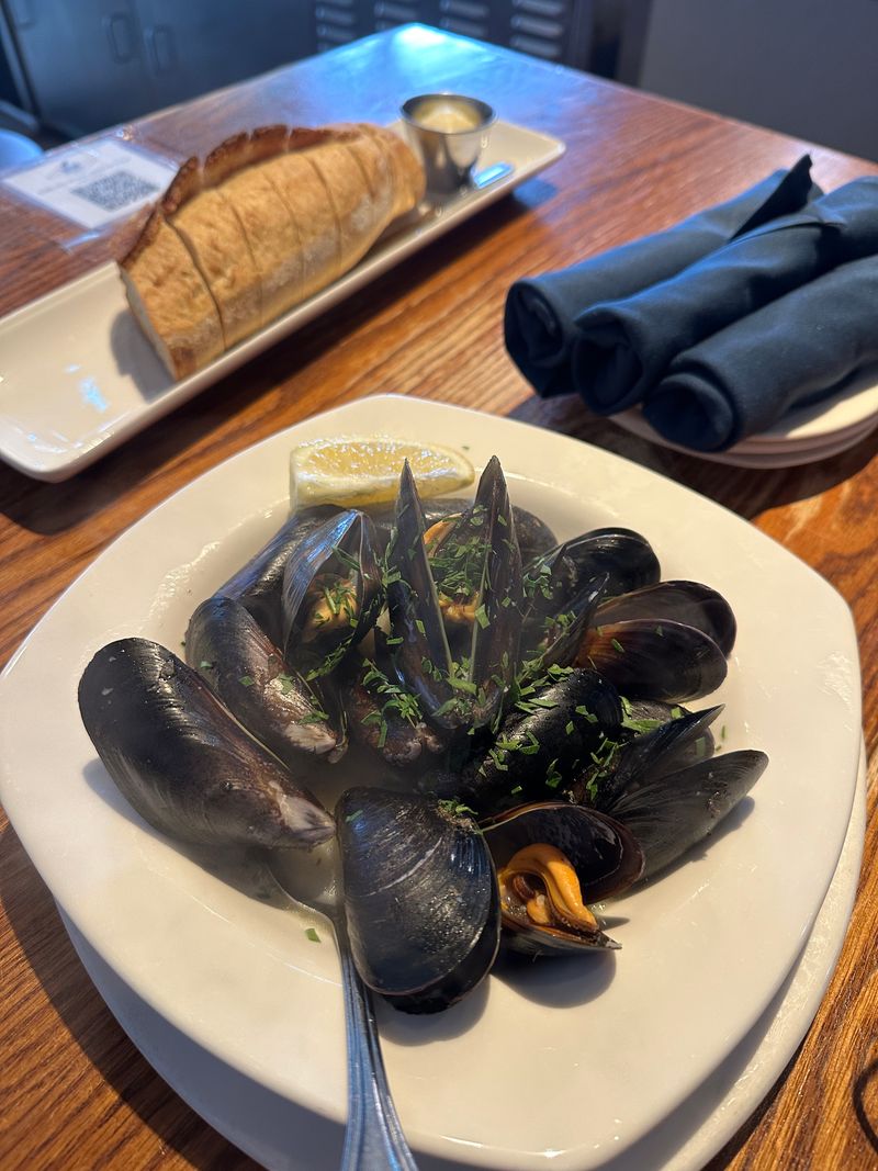 This Washington Oyster Bar Shucks So Fast, You’ll Wonder How The Line Ever Ends 12 Steamers: Clams and Mussels