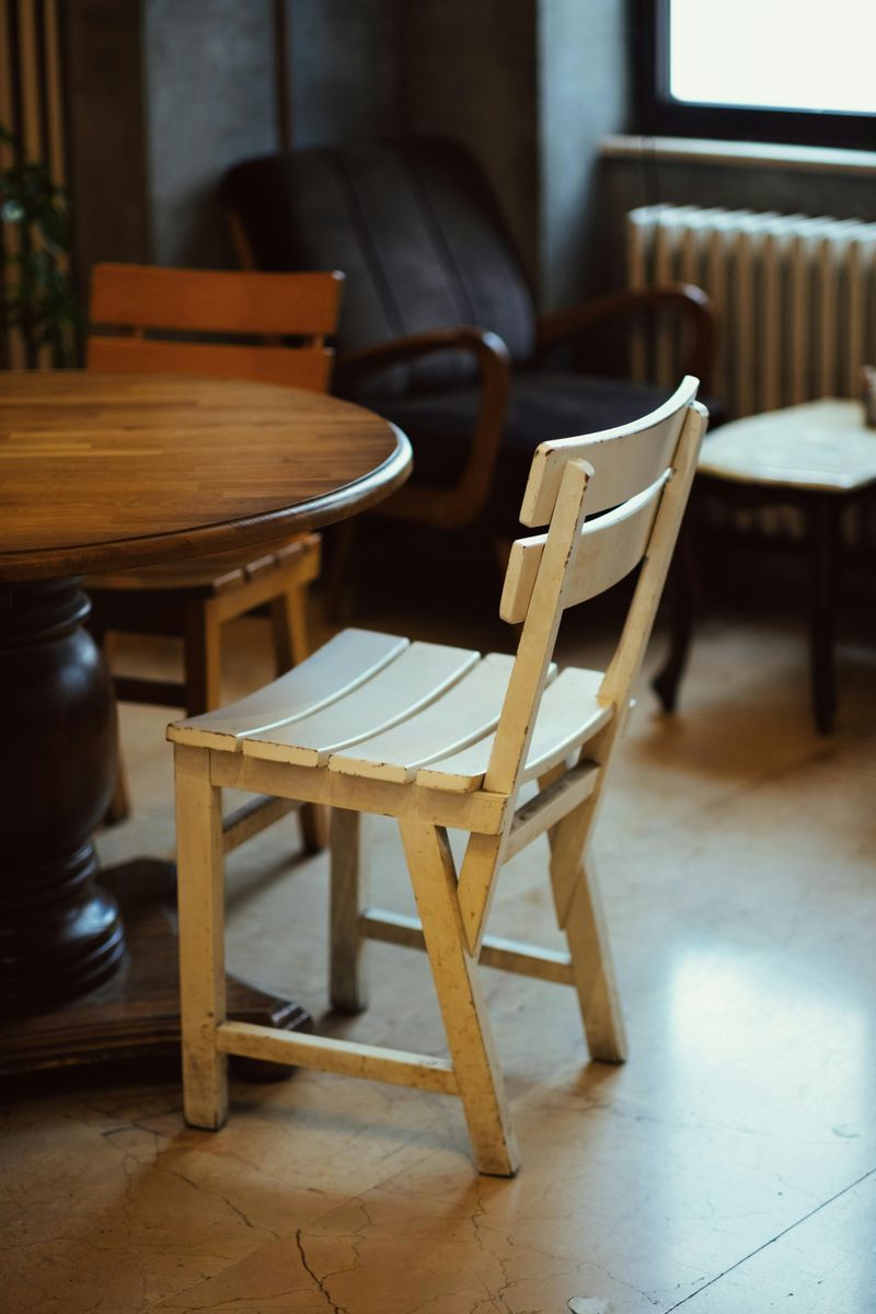24 Red Flags That Scream “This Restaurant Is Done” 6 Broken chair