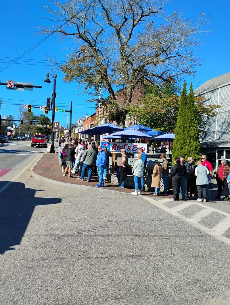 This Maine Seafood Shack Only Does A Few Things - And Does Them Exceptionally Well 4 The Line That Means You Chose Right
