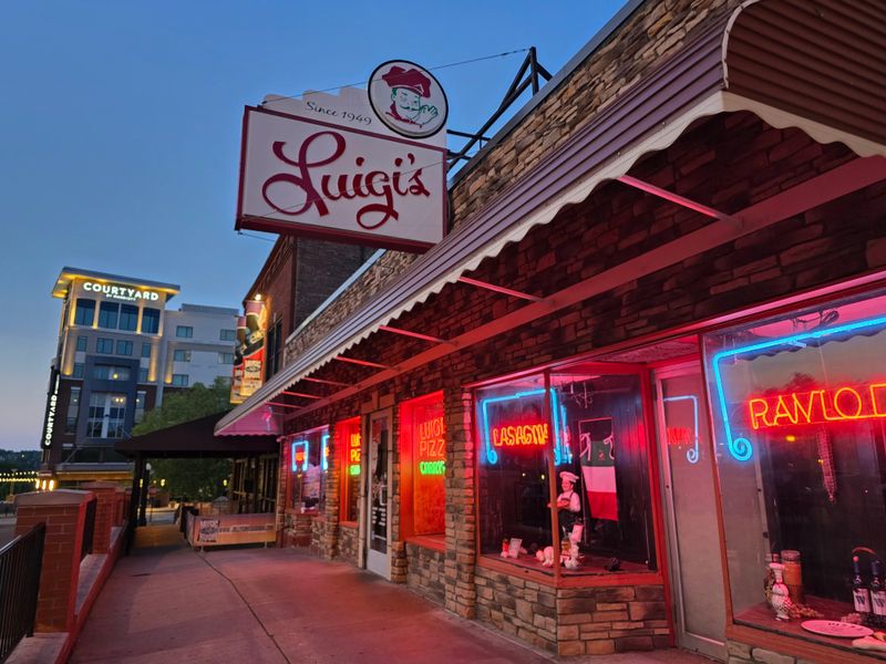 13 Ohio Family-Owned Italian Restaurants That Regulars Protect Like Secrets 6 Luigi's Restaurant - Akron, Ohio