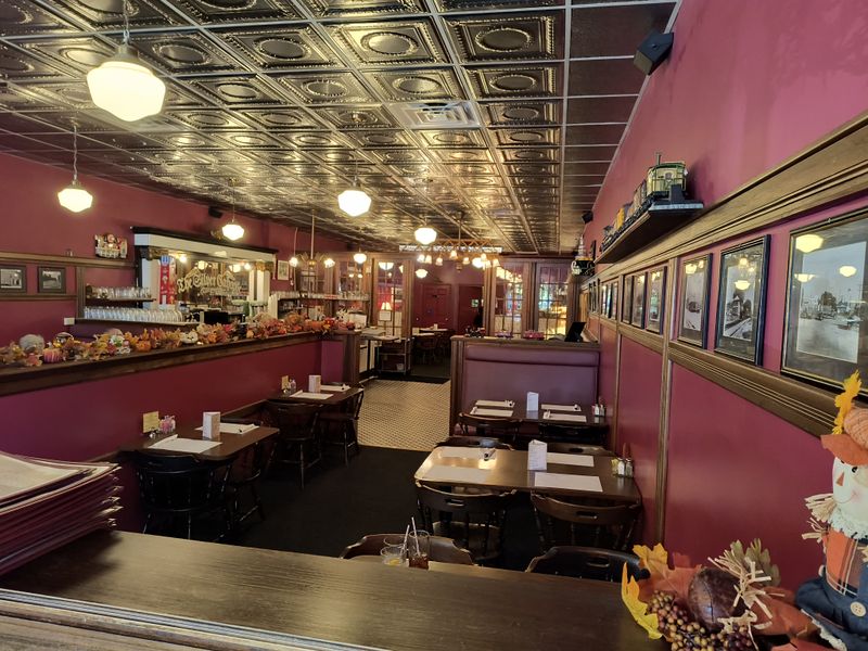 This Tennessee Soda Fountain Serves Old-School Plates Locals Say Feel Like A Time Capsule 7 Friendly, Family-Owned Service