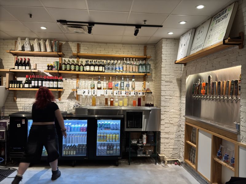 11 Florida Late-Night Eats Spots Locals Hit When Everything Else Is Closed 6 Lazy Moon Pizza - Orlando, Florida