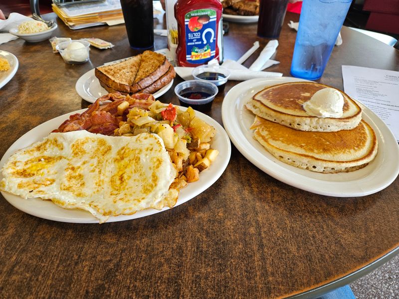 Breakfast Platter: Eggs, Bacon, Hash Browns