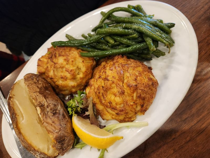 10 Maryland Crab Cake Spots Where The Lump Meat Stays The Star 12 G & M Restaurant - Linthicum Heights, Maryland
