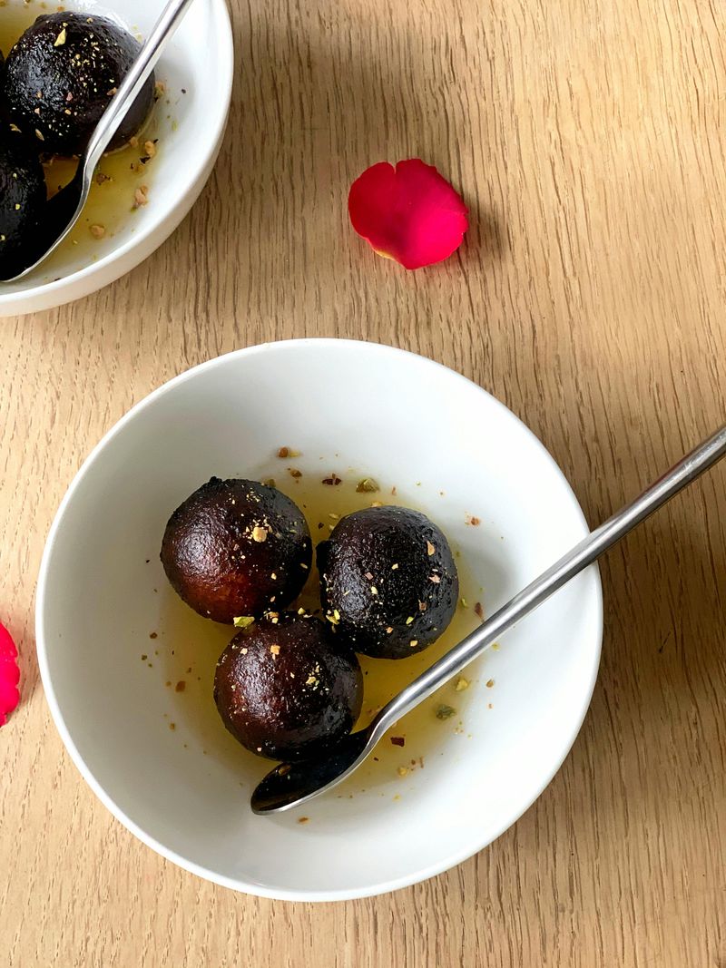 25 Indian Dishes That Win Over “No Spice” People 18 Gulab jamun