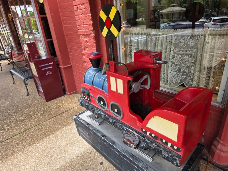 This Tennessee Soda Fountain Serves Old-School Plates Locals Say Feel Like A Time Capsule 9 Location On The Historic Square