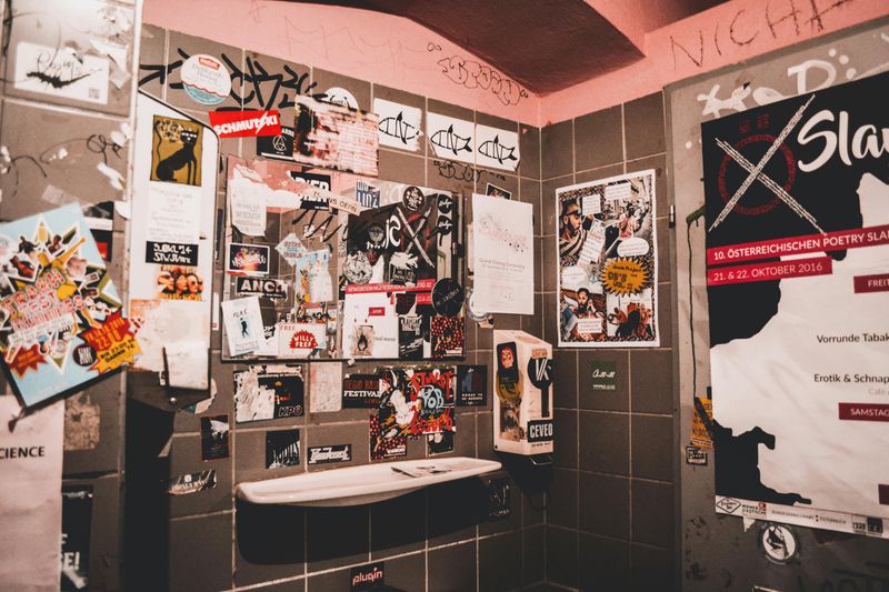 24 Red Flags That Scream “This Restaurant Is Done” 19 Messy restroom