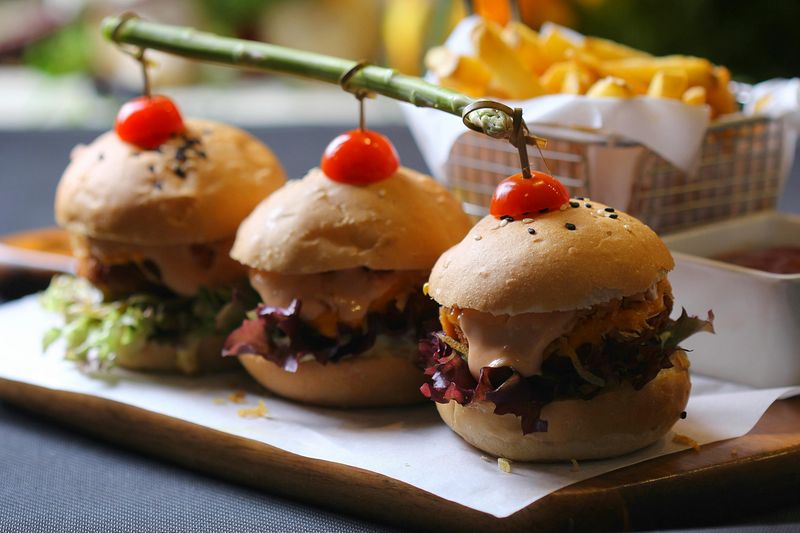 22 Restaurant Portions That Feel Like a Joke for the Price 23 Mini burger
