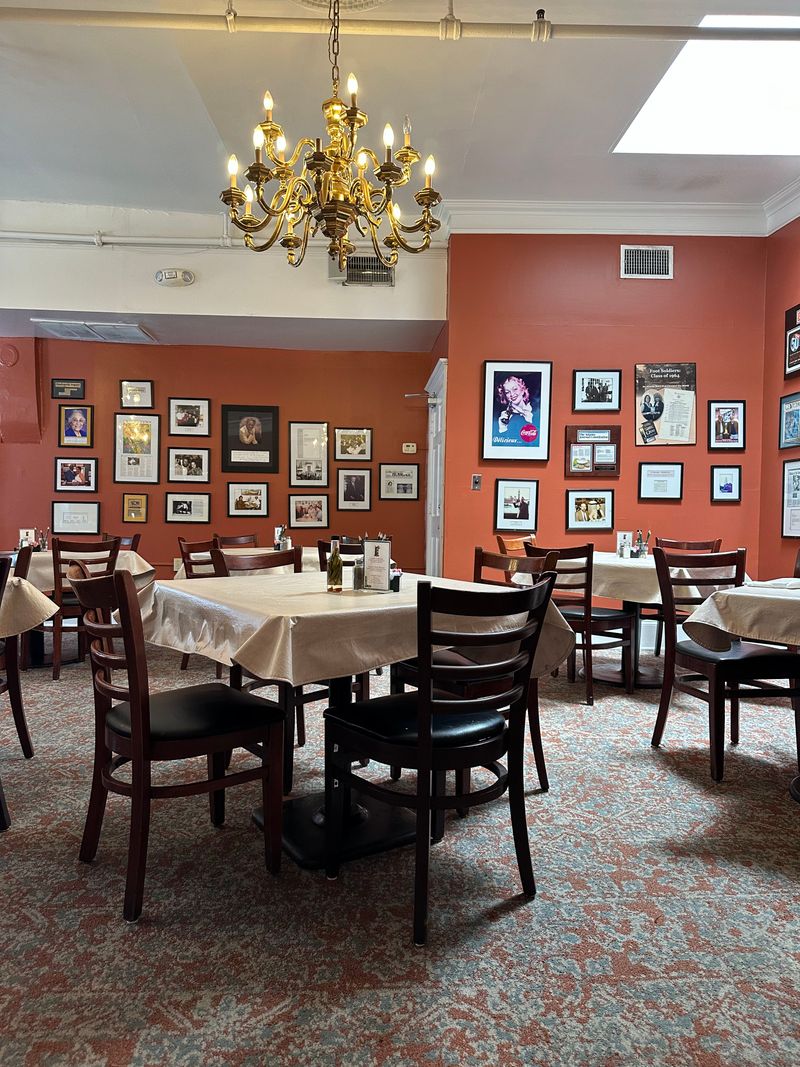 This Georgia Fried Chicken House Has A Nightly Wait And Locals Say The Crunch Is The Point 11 Sweet Tea And Southern Hospitality