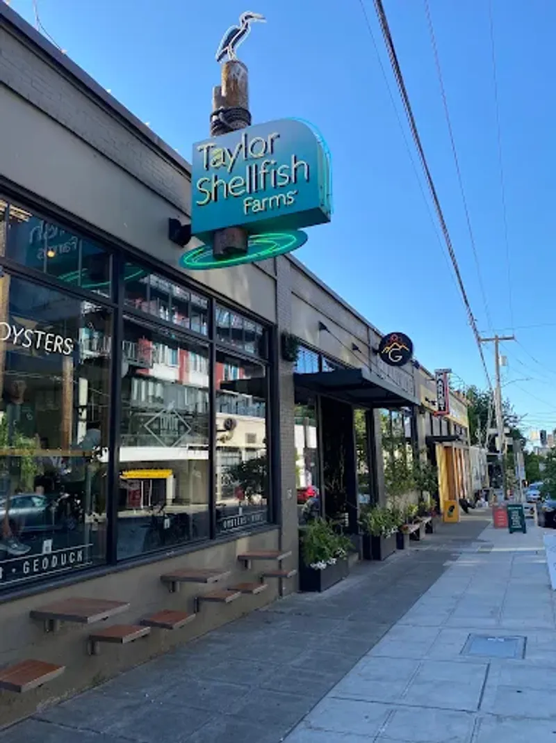 This Washington Oyster Bar Shucks So Fast, You’ll Wonder How The Line Ever Ends 15 Service, Vibe, And Timing
