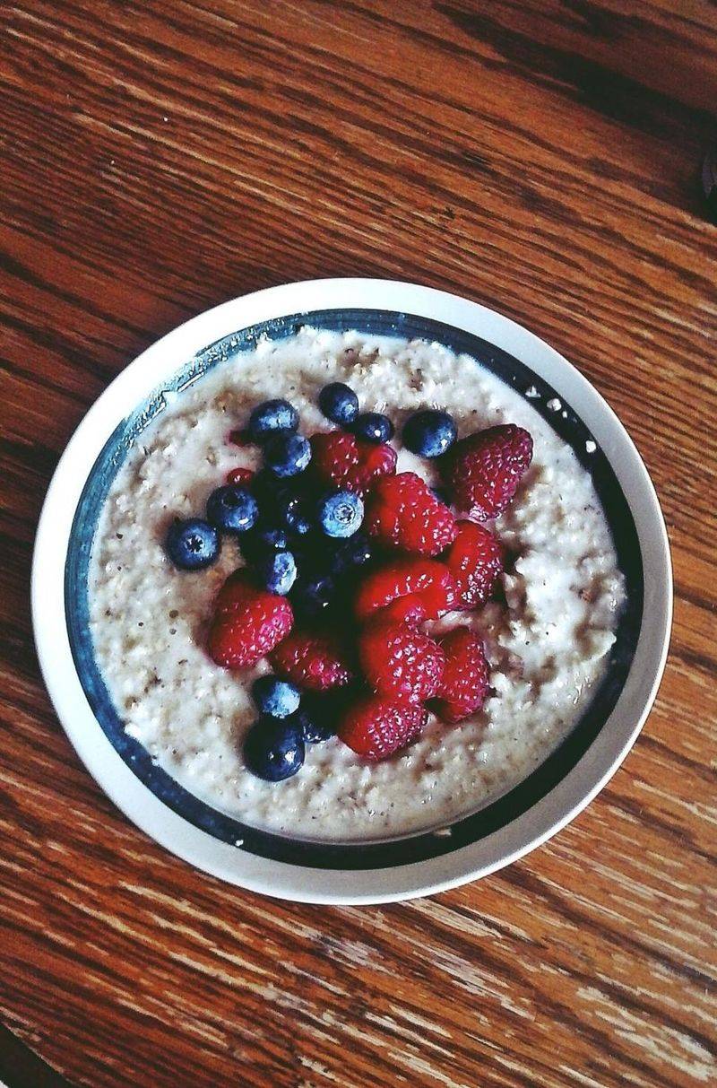 20 “Cheap” Meals That Still Outperform Restaurant Food 16 Oatmeal bowl