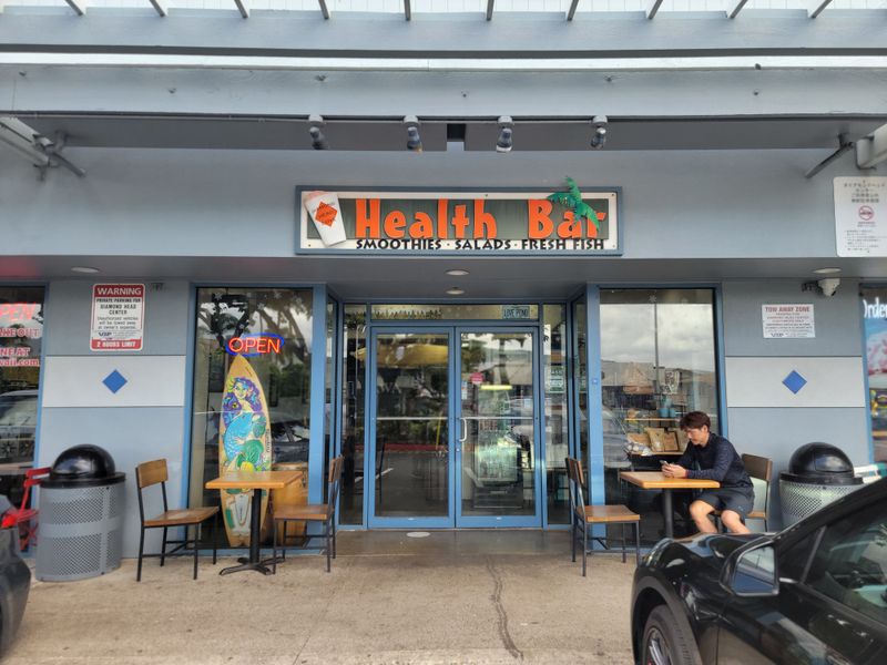 15 Hawaii Poke Counters Where The Fresh Cuts Sell Out Before Afternoon 13 da Cove Health Bar and Cafe - Honolulu, Hawaii