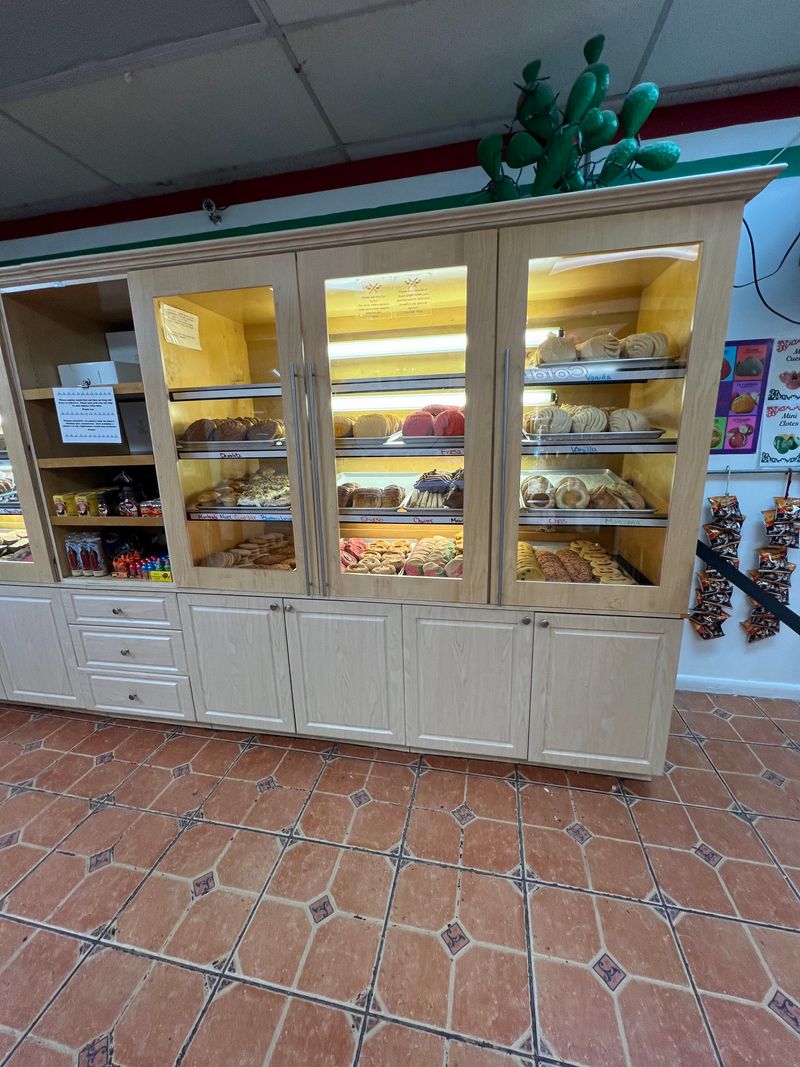 Panaderia La Favorita - Florida City, Florida