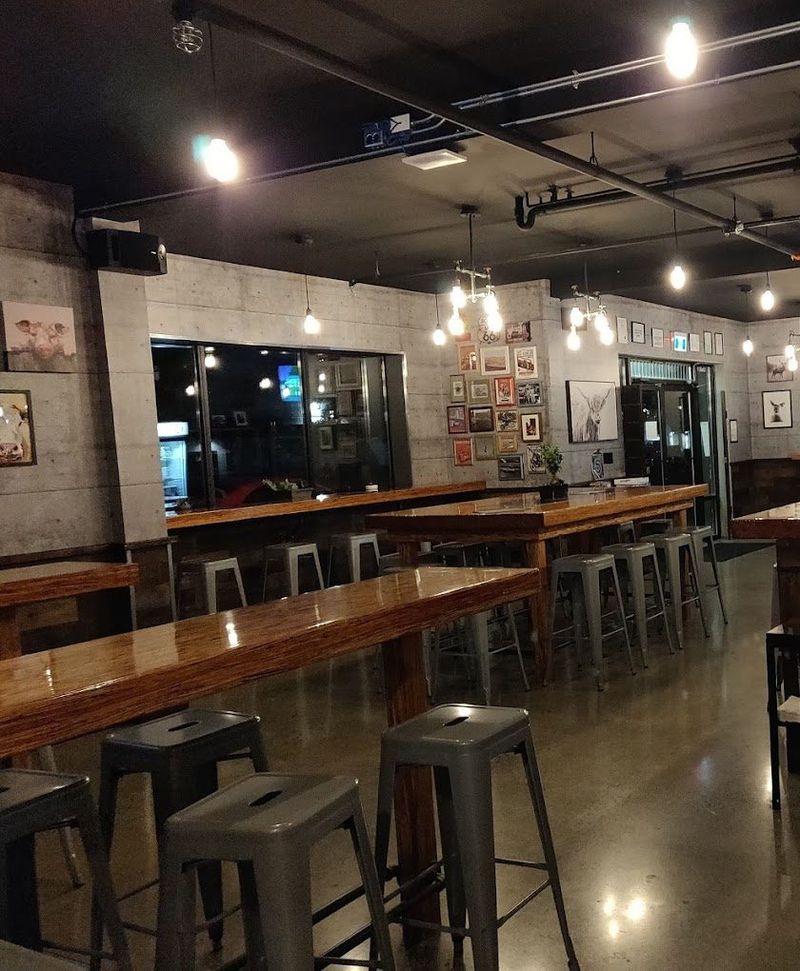 24 Red Flags That Scream “This Restaurant Is Done” 13 No customers