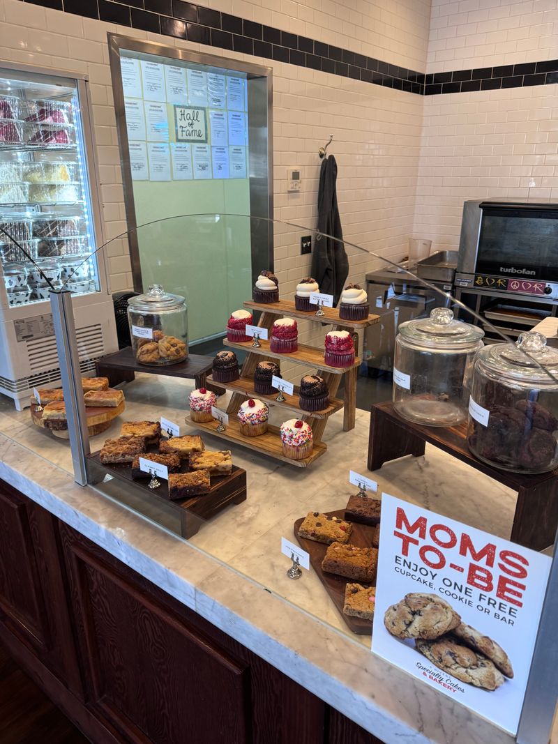 This Humble Florida Restaurant Is Known for Pulled Pork People Swear By 8 Sweet Shop Must-Orders