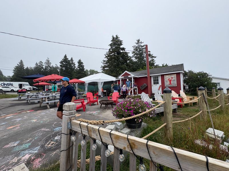 This Maine Lobster Roll Shack Keeps The Menu Small - And The Quality Loud 9 How To Time Your Visit