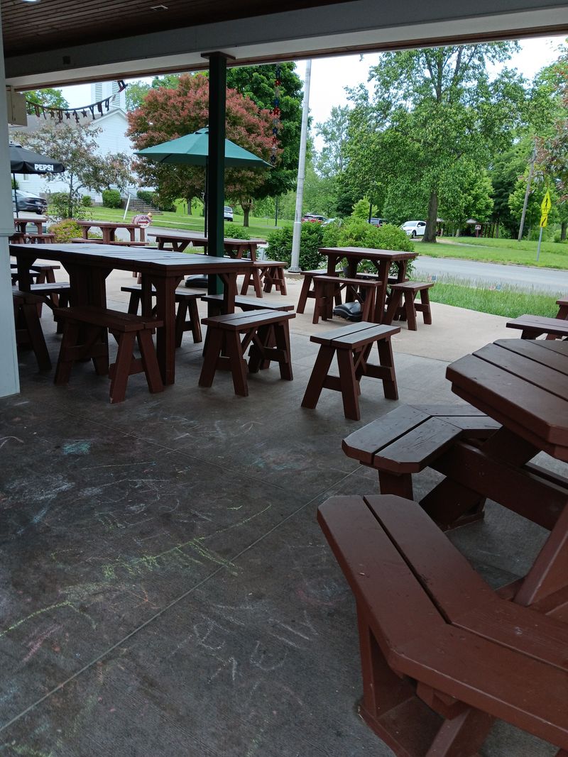 Neighborhood Feel On Apple St