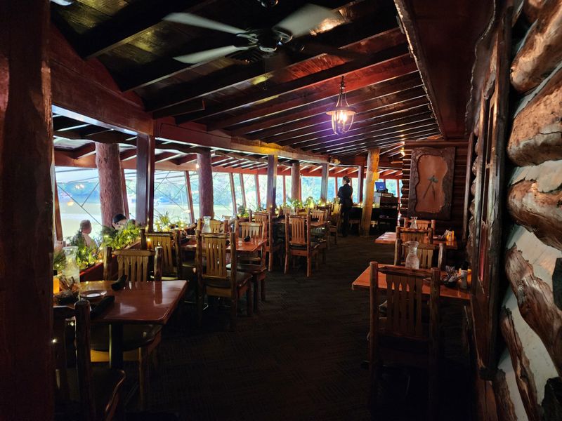 This Wisconsin Supper Club Still Draws Crowds For One Steak Everyone Talks About 3 Old Fashioned At The Arrowhead Bar