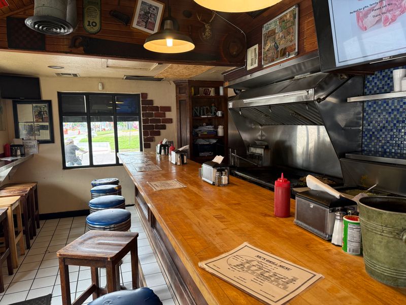 This Oklahoma Burger Grill Refuses To Rush Orders - Even When The Line Grows 3 Tiny Diner, Big Heart