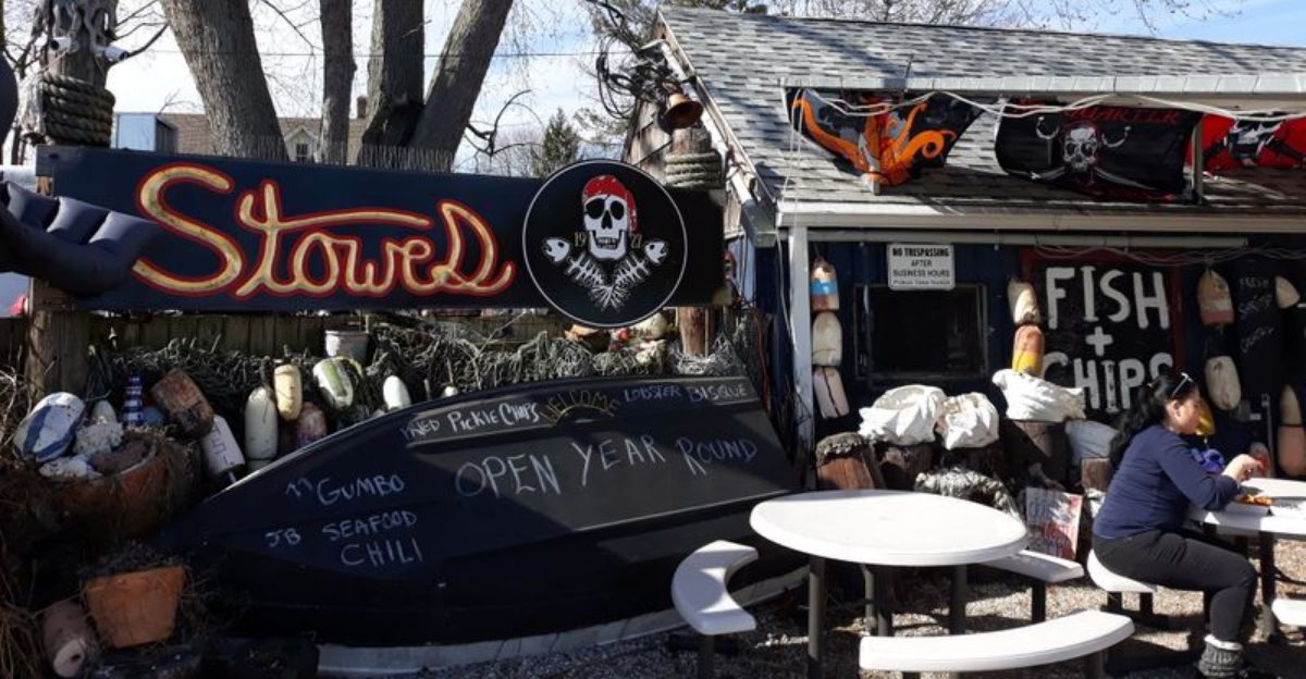 This Connecticut Seafood Shack Keeps Selling Out Before The Afternoon Rush Even Starts