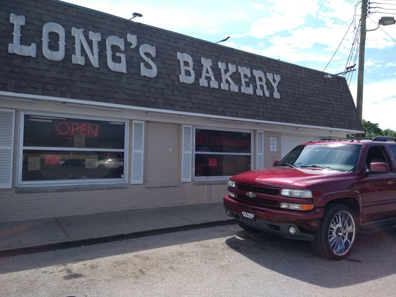 This Indiana Donut Shop Sells Out Before 9 AM And Regulars Know Which Day To Go 14 Navigating Lines And Parking