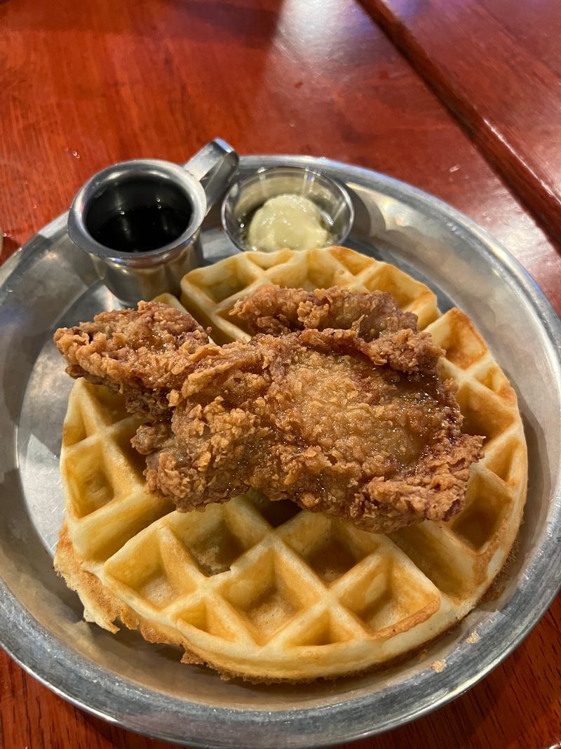 This North Carolina Fried Chicken Spot Has A Line That Moves Faster Than You’d Expect 9 Weekend Brunch Energy