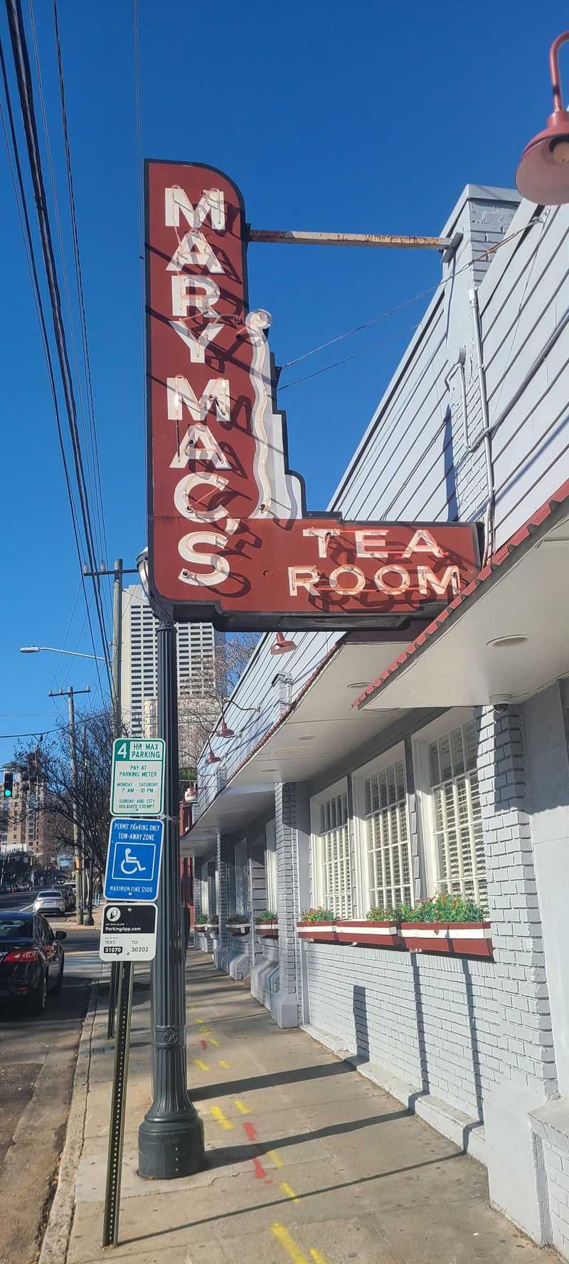 This Georgia Fried Chicken House Has A Nightly Wait And Locals Say The Crunch Is The Point 15 A Living Atlanta Institution