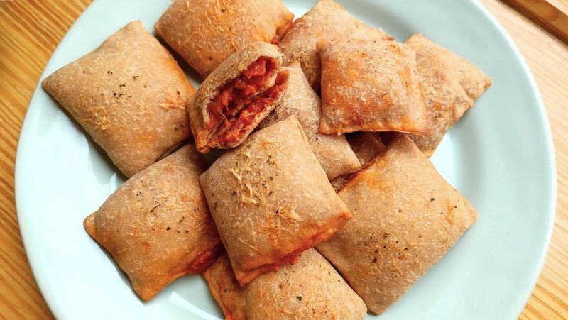 21 Foods People Thought Were Gone - Then Suddenly Saw Again 7 Pizza rolls