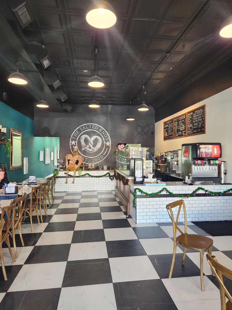 12 Unassuming Arizona Restaurants Serving Shockingly Good Seafood 5 The Salted Knot - Mesa, Arizona