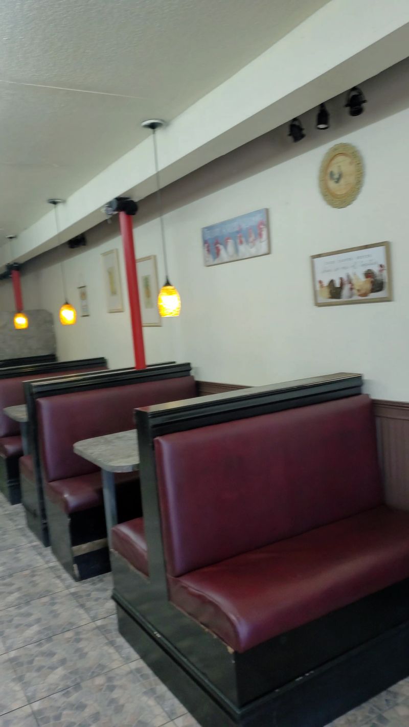 Clean, No-Frills Dining Room