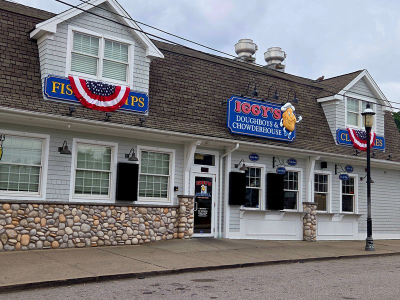 12 Rhode Island Harborview Restaurants Where Lobster Rolls Taste Like A Coastal Tradition 13 Iggy's Doughboys & Chowder House - Warwick, Rhode Island