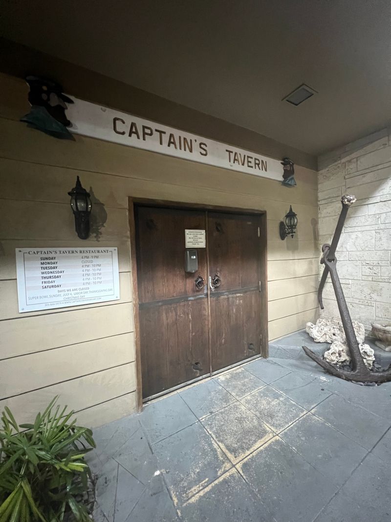 Captain's Tavern Restaurant and Seafood Market - Miami, Florida