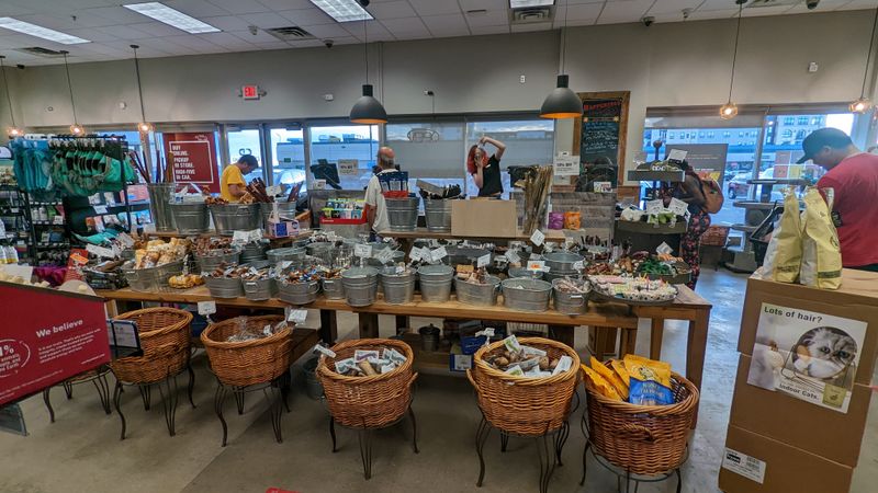 Chuck & Don's Pet Food & Supplies - St Paul, Minnesota