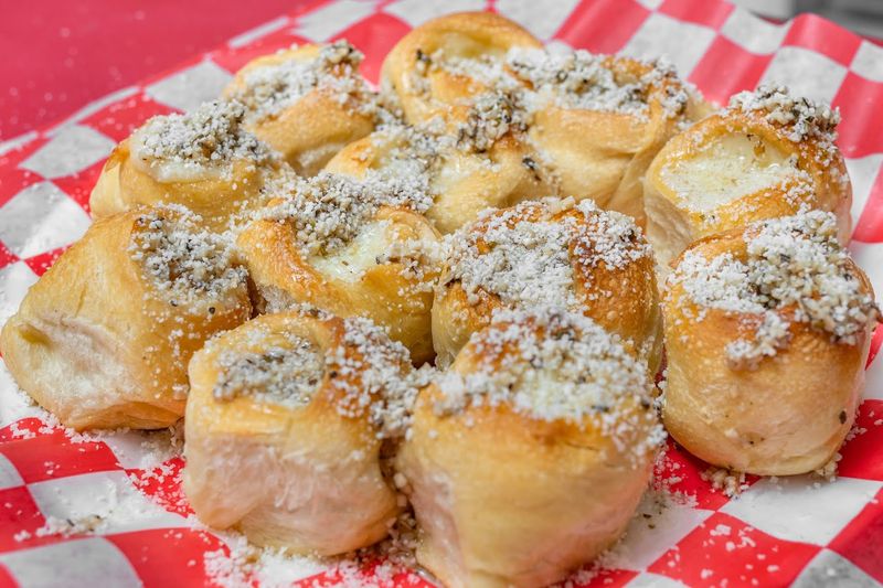 This Hidden Florida Pizza Spot Is So Good, Locals Can’t Stop Talking About It 9 The Legendary Garlic Rolls Worth the Trip Alone