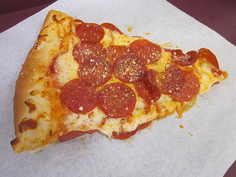 19 Foods People Secretly Miss From Old-School Cafeterias 9 Pizza slice