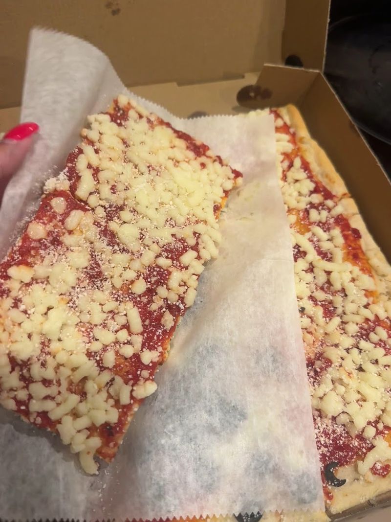 This Hidden Florida Pizza Spot Is So Good, Locals Can’t Stop Talking About It 4 A Family Recipe That Has Stood the Test of Time