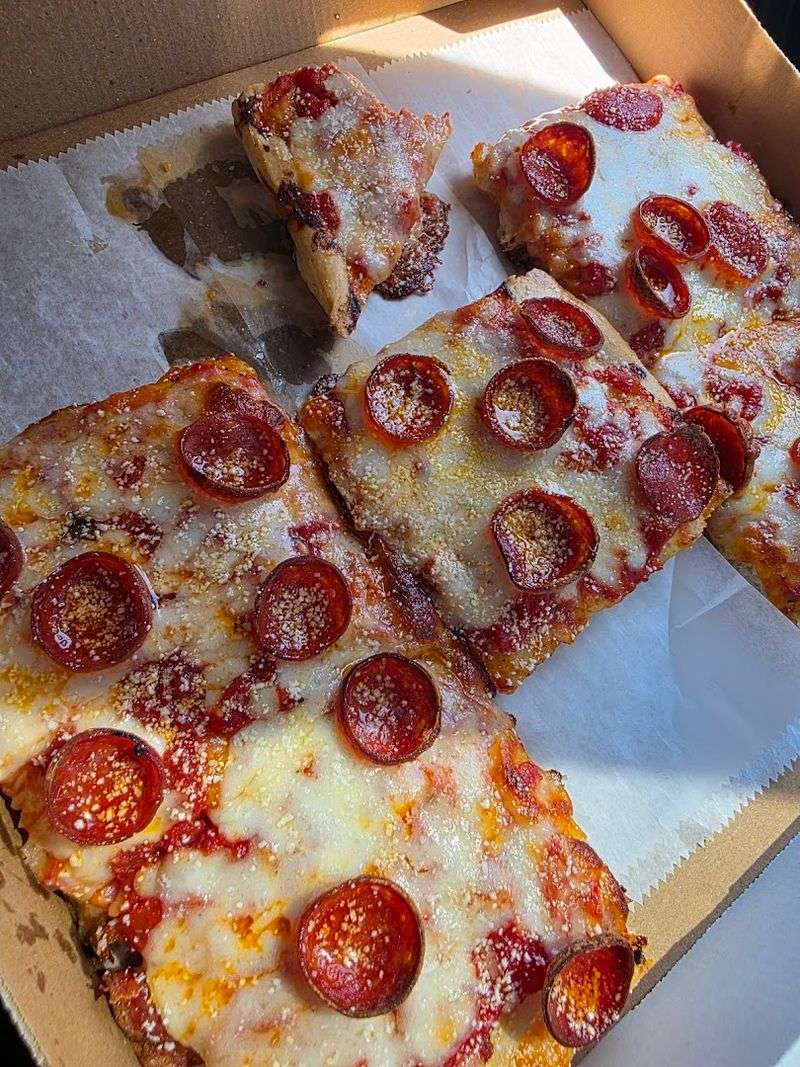 This Hidden Florida Pizza Spot Is So Good, Locals Can’t Stop Talking About It 3 The Corner Pieces That Fans Fight Over