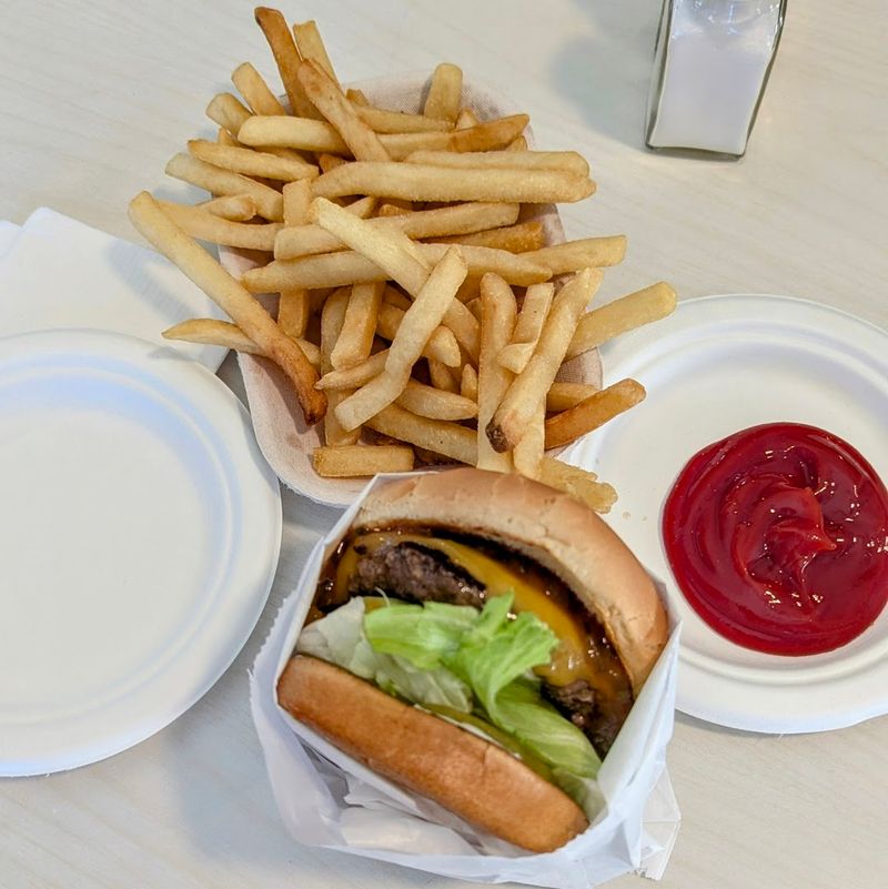 12 California Burger Spots That Prove Simple Food Still Wins the Loudest Praise 2 The Apple Pan - Los Angeles, California