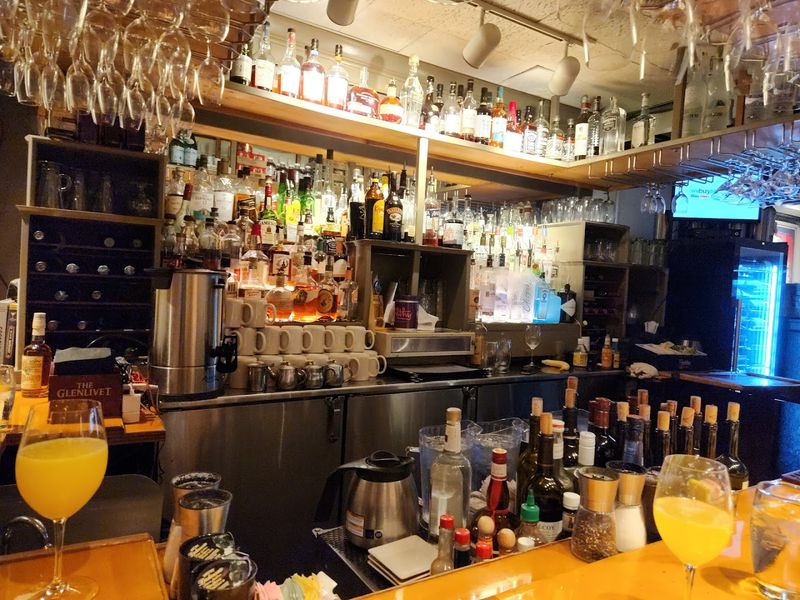 Cocktails, Mimosas, and a Bar Worth Sitting At