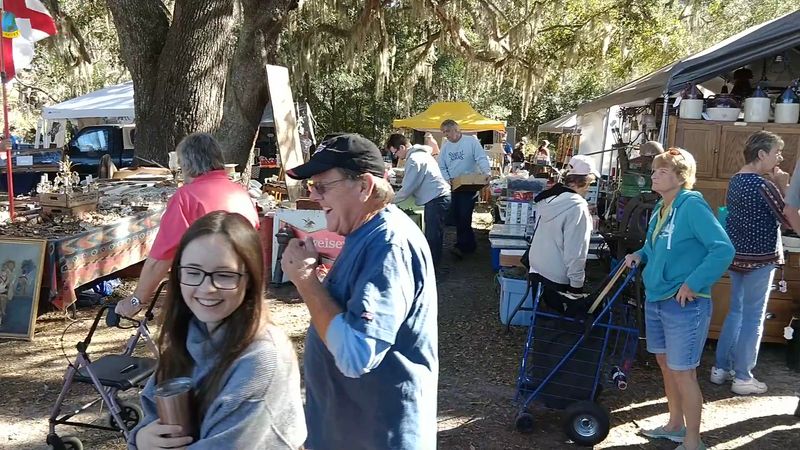Enjoy a Nostalgic Family Day at This Antique Theme Park in Florida 4 Negotiating Directly With Booth Owners for Better Deals