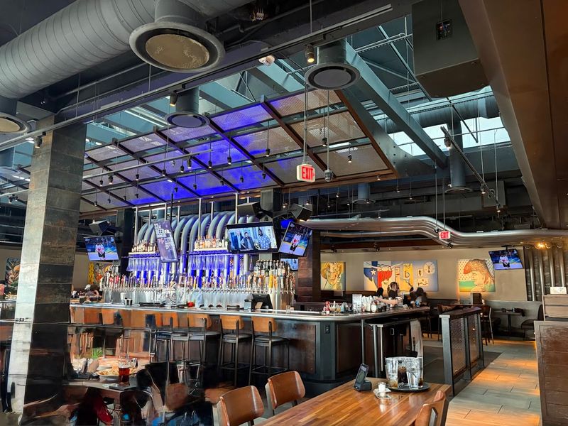 13 Texas Patio Restaurants With Views Worth Staying For 14 Yard House - San Antonio, Texas