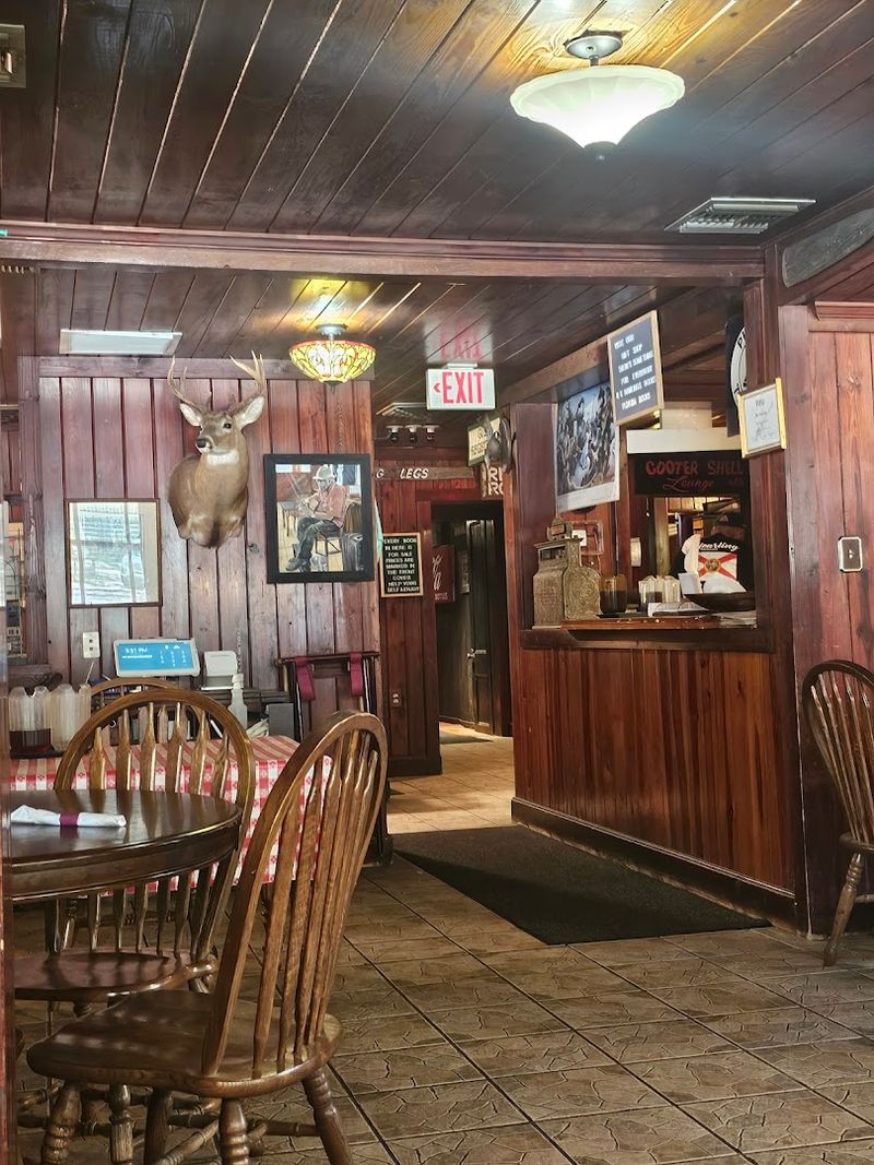 This old-school Florida eatery still does everything the way locals remember 4 Fried Green Tomatoes Worth Writing Home About